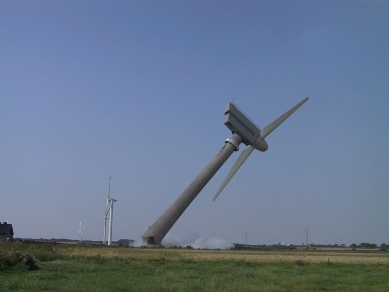 Une éolienne qui tombe ... Eolienne_fragille.jpg